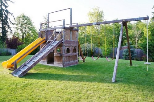 Дитячий майданчик на дачі