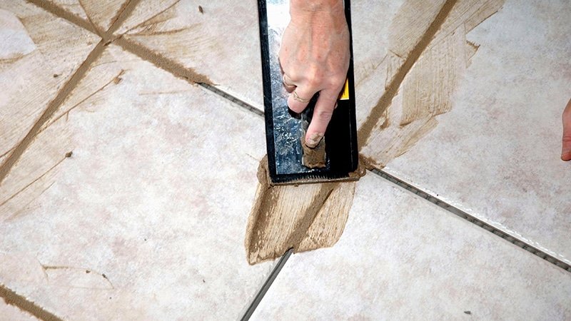 Чим замазати шви між плиткою у ванній