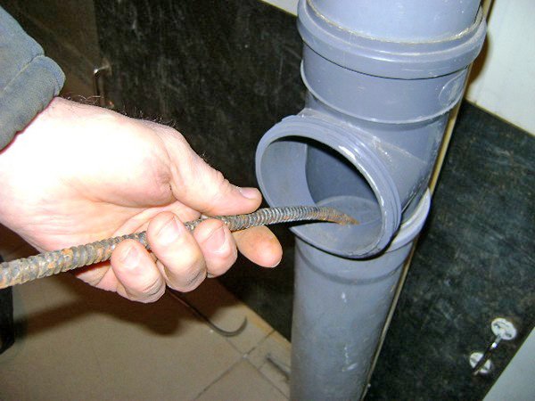 Як прочистити засмічення в унітазі: способи усунення грязьових пробок