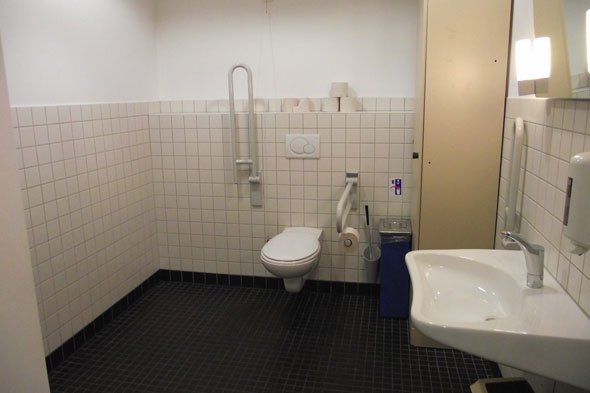 Пристосування для інвалідів і літніх людей: поручні для ванної та туалету, змішувач, підйомні механізми, стільчик, ванна з дверцятами та інші аксесуари, фото