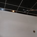 Як і чим закрити щілину між ванною і стіною