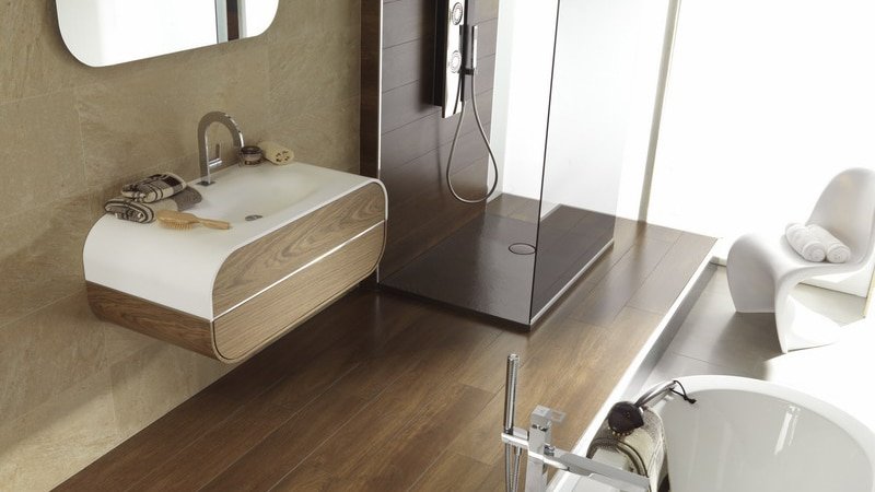 Плитка під дерево у ванній: фото приклад обробки ванної деревом