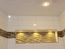 Натяжні стелі у ванній кімнаті: розбираємо плюси і мінуси