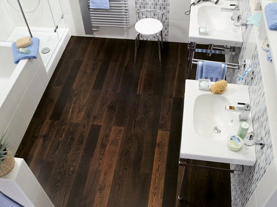 Що покласти на деревяну підлогу у ванній, яке покриття краще
