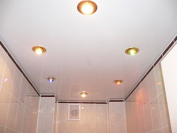 Усе про натяжні стелі у ванній, плюси і мінуси, а також поради