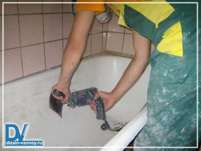 Встановлюємо вкладиш у ванну чавунну ванну і покриття акрилом