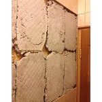 Відвалилася плитка у ванній: чим і як правильно приклеїти