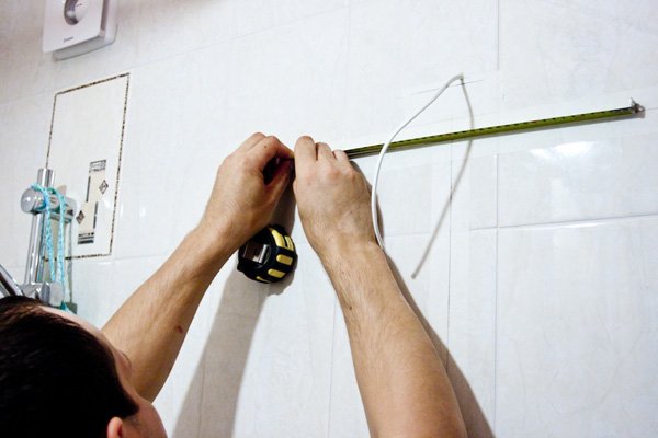 Шафа навісна у ванну кімнату: поради щодо вибору та встановлення своїми руками