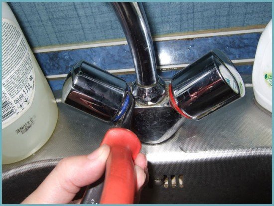 Підтікає або капає змішувач у ванній або на кухні: розбираємося як полагодити