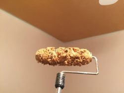 Яким валиком фарбувати стелю у ванній кімнаті