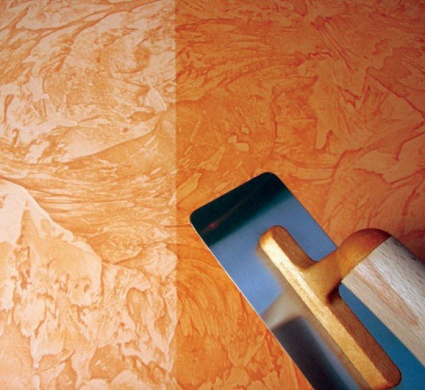 Декоративна штукатурка у ванній кімнаті: переваги та недоліки, особливості підготовки поверхні і самостійне нанесення