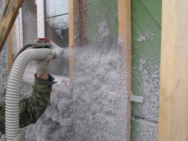 Утеплювач для стін: якої товщини і щільності вибрати