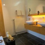 Фото плитка у ванній з малюнком: красива синя