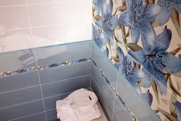 Оздоблення стін у ванній кімнаті — види матеріалів (фото та відео)