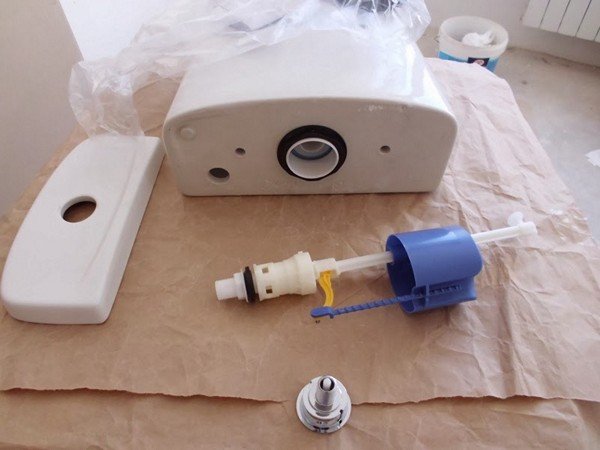 Тече бачок унітазу: причини виникнення течі та способи їх усунення Тече бачок унітазу: причини виникнення течі та способи їх усунення