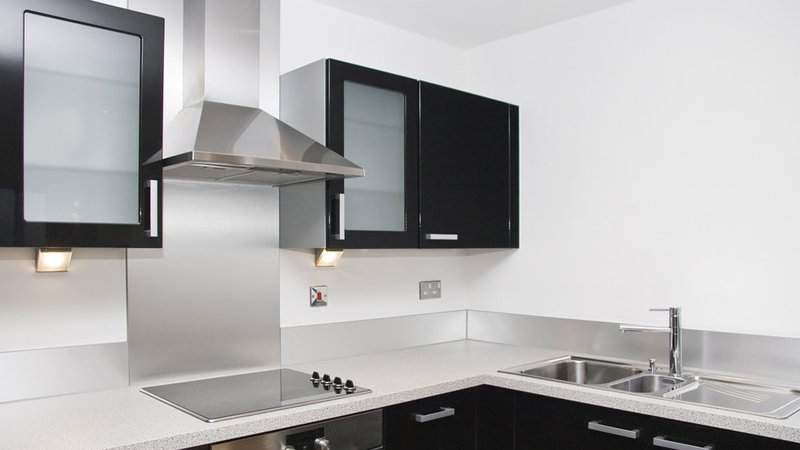 Камінні витяжки для кухні: кутова і купольного типу