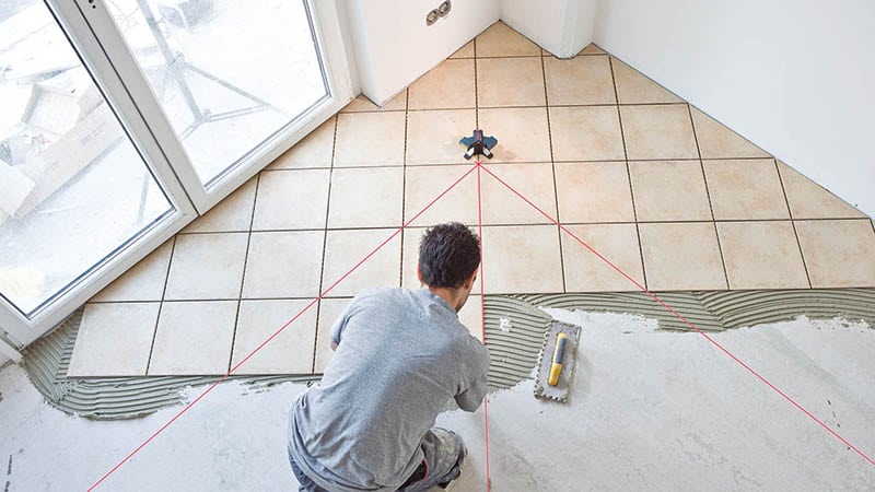 Укладання плитки на деревяну підлогу у ванній