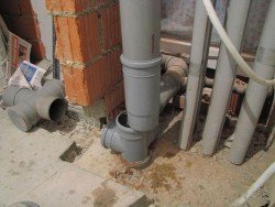 Монтаж каналізаційного стояка у квартирі: особливості виконання роботи своїми руками