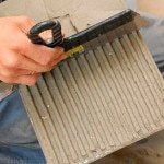 Як класти плитку на плитку: чи можна і як покласти правильно