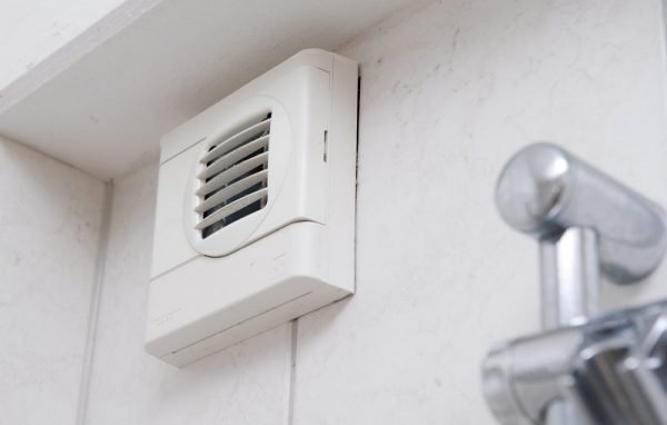 Як зробити витяжку ванної кімнати і туалету своїми руками — покрокове відео та фото