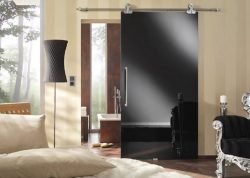 Установка розсувних скляних дверей у ванній і туалеті