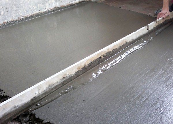 Як вирівняти підлогу під плитку у ванній кімнаті — підготовка і монтаж (фото, відео)