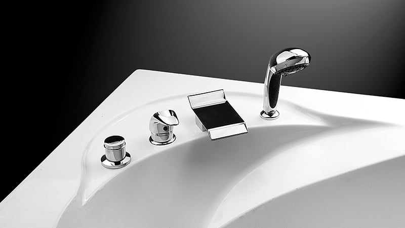 Каскадні змішувачі на борт ванни