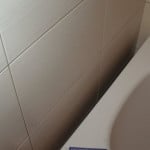 Як і чим закрити щілину між ванною і стіною