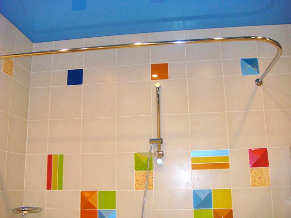 Карниз для ванної: різновиди конструкцій і способи їх установки Карниз для ванної: різновиди конструкцій і способи їх установки