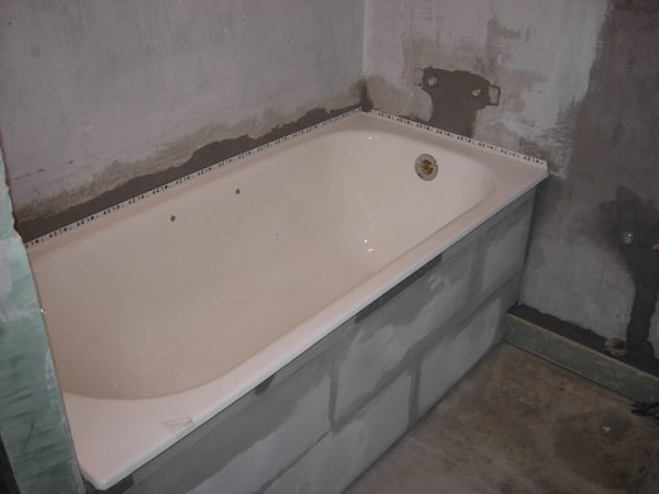 Установка ванни до або після укладання плитки — відео інструкція та фото