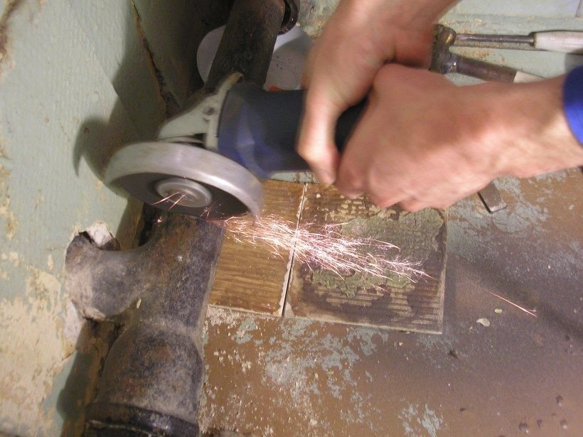 Як самостійно змінити каналізацію в квартирі?