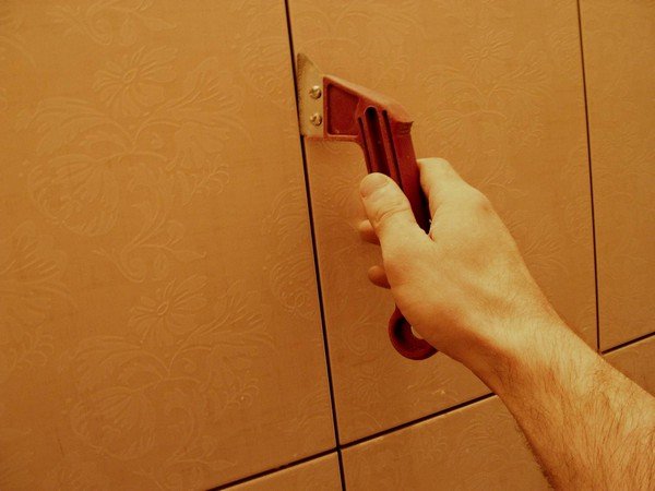 Як очистити шви між плиткою: способи усунення забруднень кахлю
