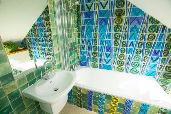 Як і чим закрити простір під ванною