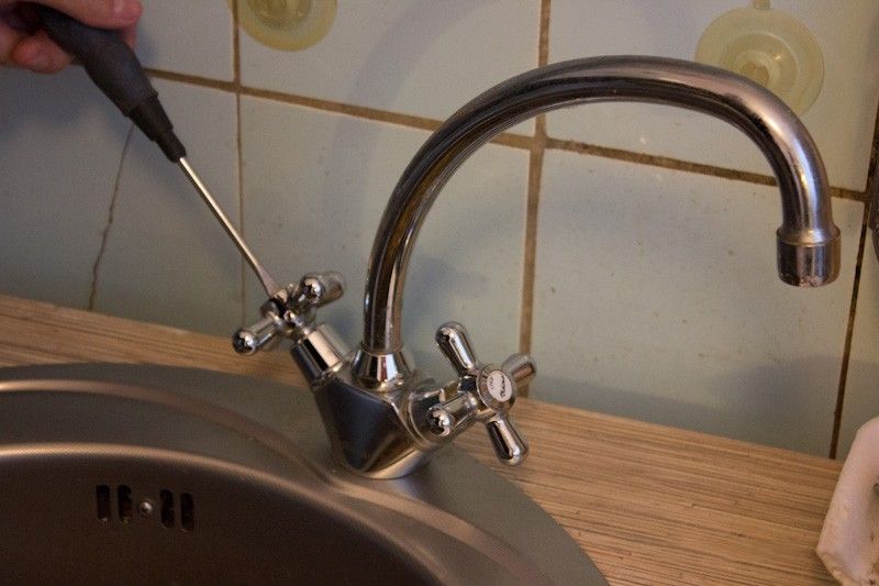 Тече кран, як полагодити своїми руками змішувач на кухні?
