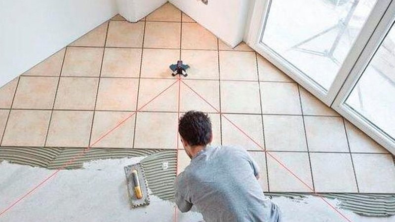 Як класти плитку на підлогу у ванній