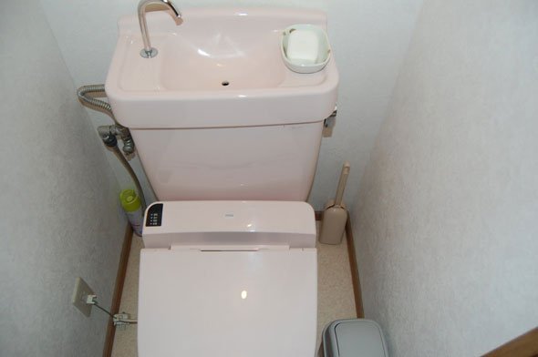 Унітаз з раковиною на бачку – практична економія місця