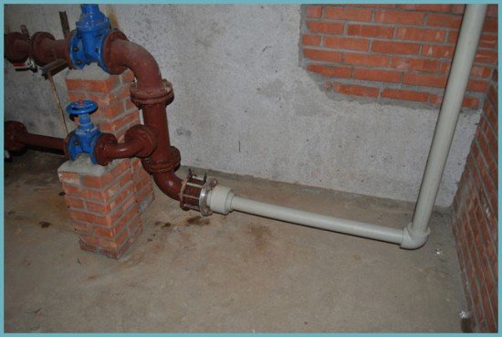 Зєднання поліпропіленової і металопластикових труб з металевої: як це зробити?