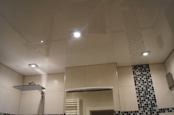 Натяжні стелі у ванній кімнаті: розбираємо плюси і мінуси