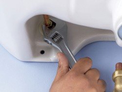 Розбираємося, як правильно закріпити раковину на стіні