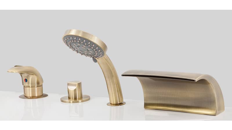 Каскадні змішувачі на борт ванни