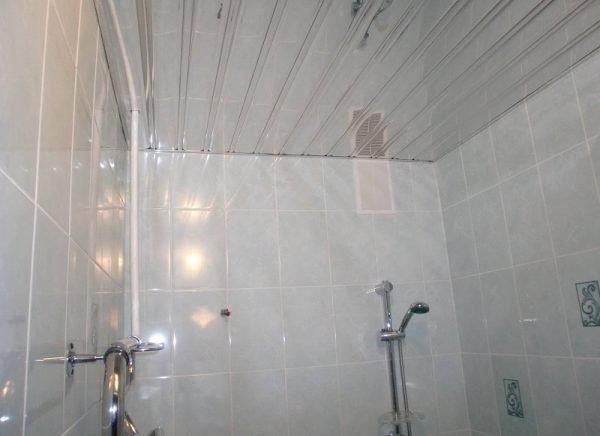 Установка рейкової стелі у ванній кімнаті своїми руками — який краще вибрати (покрокове відео, фото)