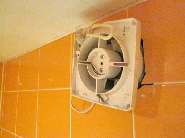 Витяжка для ванної: її устрій, як вибрати і як встановити своїми руками