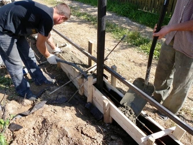 Основні особливості заливки стрічкового фундаменту під паркан