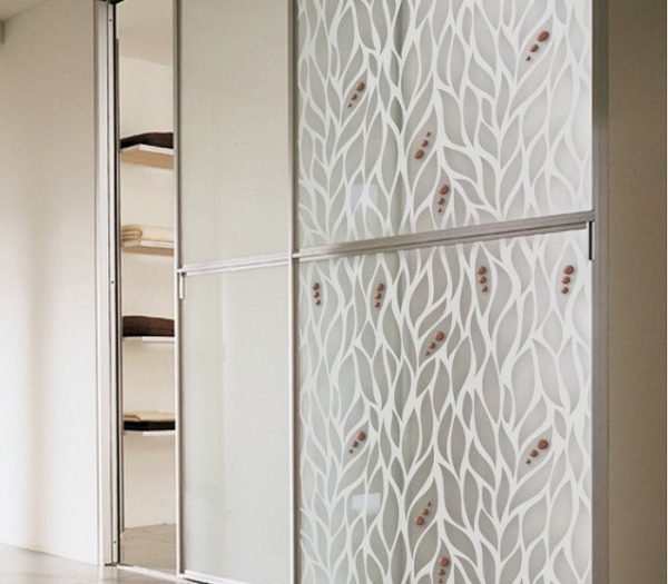 Розсувні двері для ванної кімнати — види і як вибрати (відео, фото)