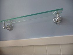 Оцінюємо різноманіття полиць для ванної кімнати: види та матеріали виробів