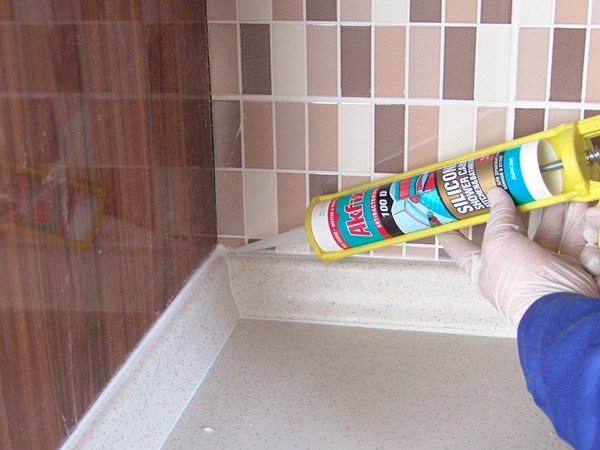 Герметик для ванної: як вибрати, як нанести і як видалити з поверхні