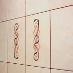 Як клеїти плитку на стіну правильно