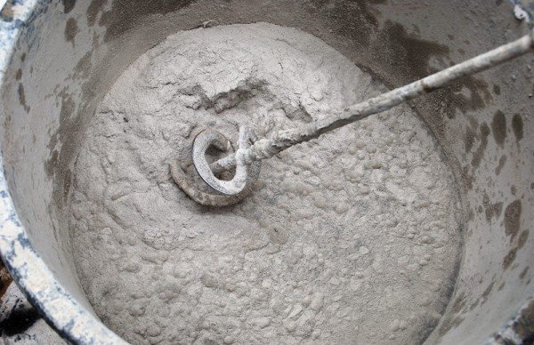 Як вирівняти підлогу під плитку у ванній кімнаті — підготовка і монтаж (фото, відео)