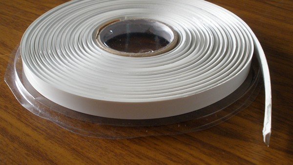 Бордюрна стрічка для ванної: призначення, різновиди та способи установки Бордюрна стрічка для ванної: призначення, різновиди та способи установки