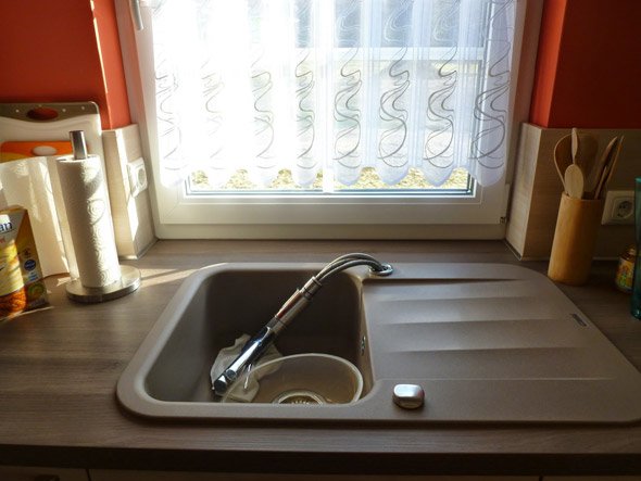 Мийка на кухні біля вікна: плюси і мінуси такого варіанту